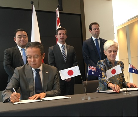 写真　MOUに署名する信谷和重ジェトロ副理事長（左手前）、ステファニー・フェイAustrade長官（右手前）、署名に立ち会う梶山経産相（左）、バーミンガム貿易・観光・投資相（中央）、キャナバン資源・北部豪州相（右）（ジェトロ撮影）