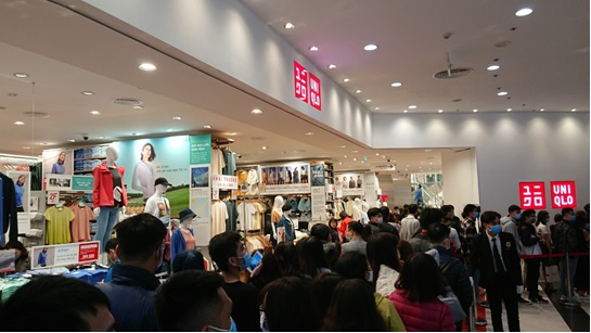 写真　入店の人数制限で順番を待つ客の列（ジェトロ撮影）