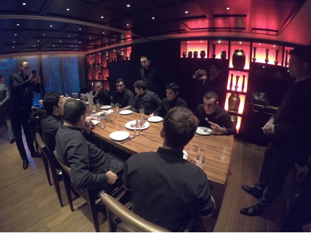 写真　最高級レストラン「チナール」での試食会。2種類の肉をミディアム、ミディアムレアで試供（ジェトロ撮影）