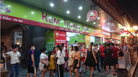 写真　歩行者天国の再開日ににぎわいを見せるホアンキエム湖周辺の店舗（5月15日、ジェトロ撮影）