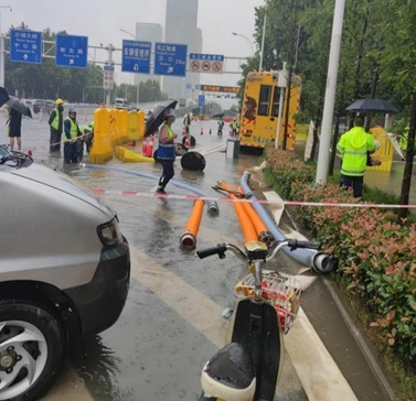 写真　冠水し通行止めとなる武漢市内の道路（ジェトロ撮影）