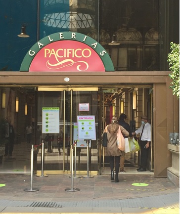 写真　入店時に検温と手指の消毒が義務付けられているブエノスアイレス市内のショッピングセンター（ジェトロ撮影）