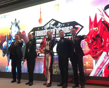 写真　「英雄“魂”展」開幕式に登壇した主催者と仮面ライダーセイバー（ジェトロ撮影）