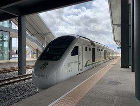 写真　モバラジジョンソン駅に停車中の列車（6月28日、ジェトロ撮影）