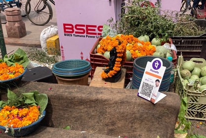 写真　インドの露店などでも見られる電子決済用QRコード（ジェトロ撮影）