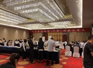 写真　商談と試食PRの様子（ジェトロ撮影）
