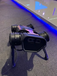 写真　会場内の四足歩行ロボット（ジェトロ撮影）