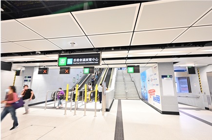 写真　会展駅からHKCECに接続する出口（ジェトロ撮影）