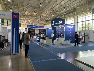 写真　会場風景。奥に地場電機メーカーのウズエレクトロアパラトのブース（ジェトロ撮影）