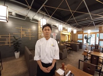 写真　内山淳人グランドシェフと店内風景（ジェトロ撮影）