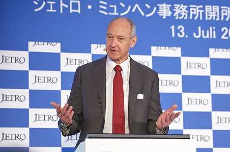 写真　ブッシュ会長による基調講演（© Klaus D. Wolf）