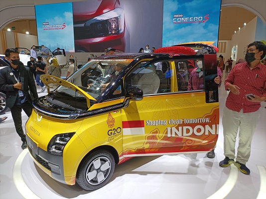 写真　ウーリンが展示した小型EV「Air ev」（ジェトロ撮影）