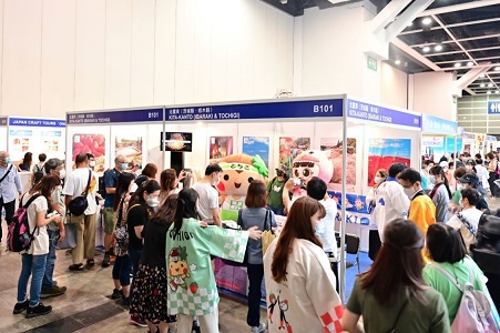 写真　ご当地キャラクターの出演にわき立つ茨城県と栃木県の合同ブース（ジェトロ撮影）
