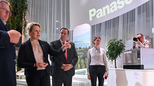 写真　パナソニックのブースを視察するフランツィスカ・ギファイ・ベルリン市長（© Messe Berlin GmbH）