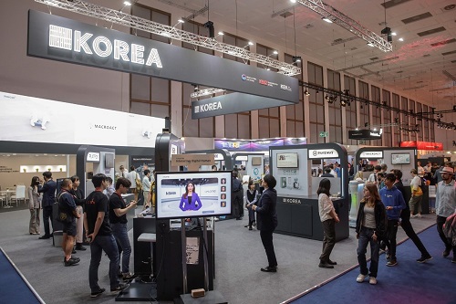 写真　IFA NEXT会場にあった韓国・中小ベンチャー企業部、中小企業中央会（KBIZ）、韓国電子情報通信産業振興会（KEA）のブースに出展する韓国系スタートアップ企業（© Messe Berlin GmbH）