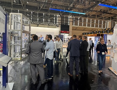 写真　製造機器の展示の前で活発に議論する参加者の様子（ジェトロ撮影）