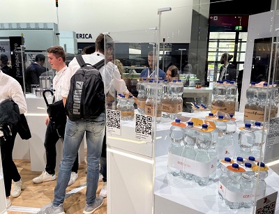 写真　プラスチック包装の代替品となる紙を使った包装の展示（ジェトロ撮影）