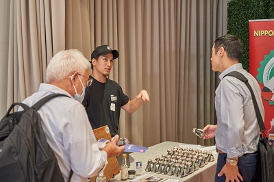 写真　出展者の説明に聴き入るバイヤー（ジェトロ撮影）
