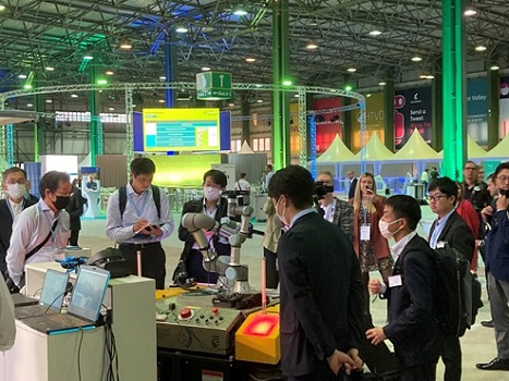 写真　「Hello Robot」を視察する日本企業ミッション（ジェトロ撮影）