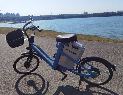 写真　燃料電池搭載の電動アシスト自転車（ジェトロ撮影）