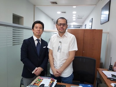写真　リチャード・カルサディージャFEXPOCRUZ広報課長と筆者（ジェトロ撮影）