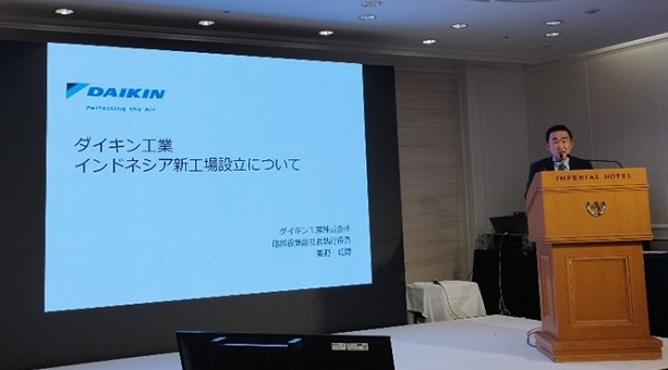 写真　講演を行うダイキン工業の峯野義博副社長（ジェトロ撮影）