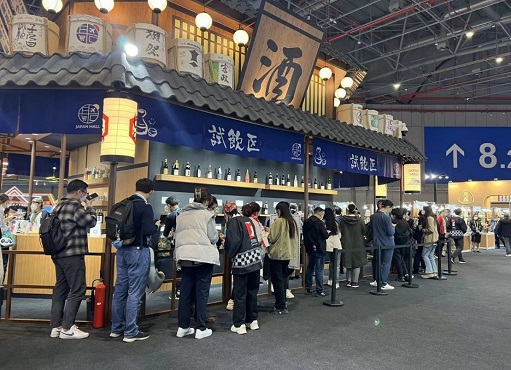 写真　日本酒の試飲に並ぶ参加者（ジェトロ撮影）