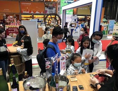 写真　虹橋品匯・虹橋輸入商品交易展示中心での試食の様子（ジェトロ撮影）