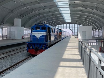 写真　プラットホームと列車（ジェトロ撮影）