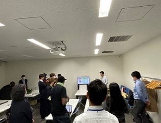 写真　メディアへのデモ（ジェトロ撮影）