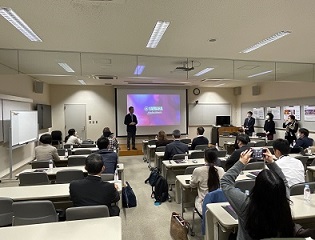 写真　事業者のプレゼンとそれを聞くメディア（ジェトロ撮影）