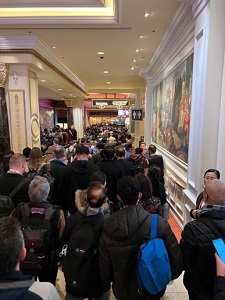 写真　会場へ向かう出展者と参加者（ジェトロ撮影）