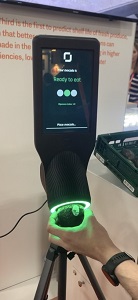 写真　野菜や果物の熟度をチェックするOneThird製のスキャナー（ジェトロ撮影）