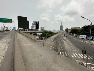 写真　交通規制が敷かれたラゴス市内（ジェトロ撮影）
