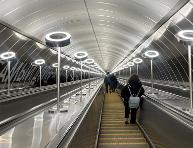 写真　地下70メートルのホームに降りるエスカレーター（ジェトロ撮影）