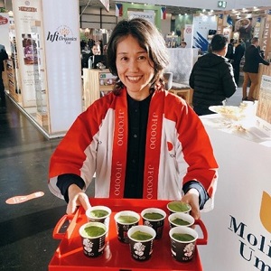 写真　抹茶ラテを来場者に振る舞う日本茶大使の田辺氏（ジェトロ撮影）