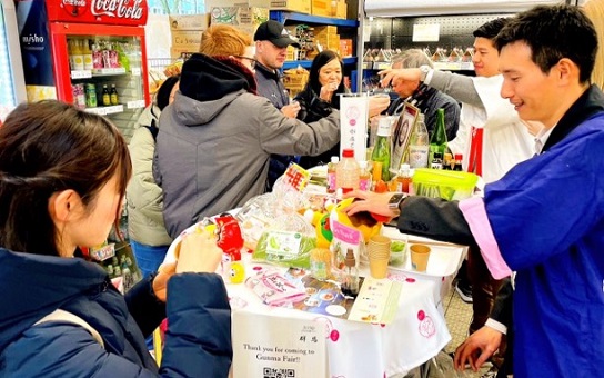 写真　フェア対象商品の陳列棚・試食試飲コーナーには常に人が絶えなかった（ジェトロ撮影）