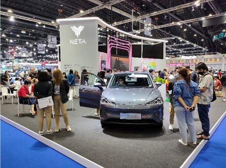 写真　中国の新興EVメーカー哪吒汽車の「NETA V」（4月2日、ジェトロ撮影）