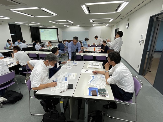 写真　講師と意見交換しながら議論を深める様子（ジェトロ撮影）