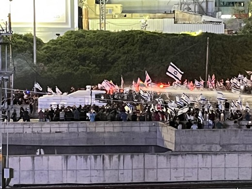 写真　デモ隊に放水銃を発射する警察部隊（現地時間7月5日午後10時半、ジェトロ撮影）