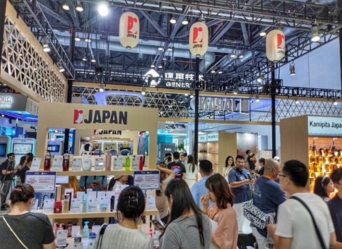 写真　日本館で日本製品を眺める来場者（ジェトロ撮影）