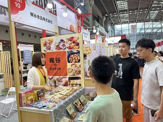 写真　「SIAL Shenzhen 2023」に設置されたジャパンパビリオンでの商談の様子（ジェトロ撮影）