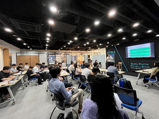 写真　JETRO ZONEでのピッチングイベントの様子（ジェトロ撮影）