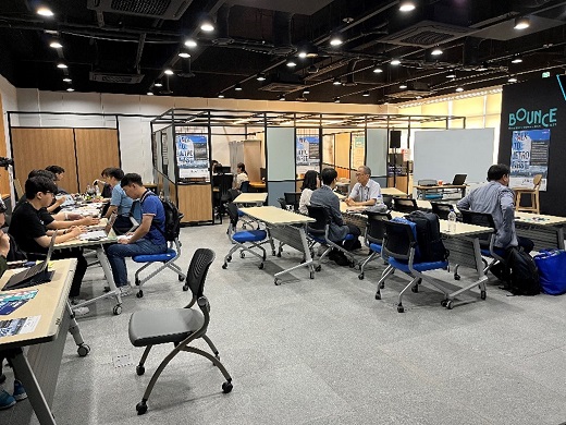 写真　JETRO ZONEでの相談会の様子（ジェトロ撮影）
