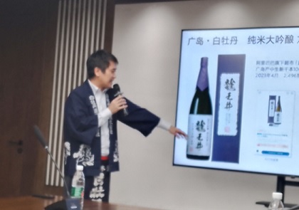 写真　商品を紹介する出展者（ジェトロ撮影）