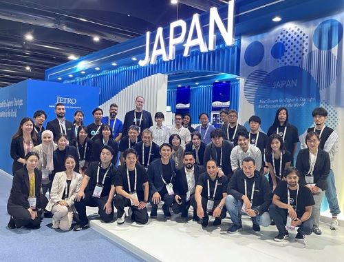 写真　出展社とジェトロ職員（ジェトロ撮影）