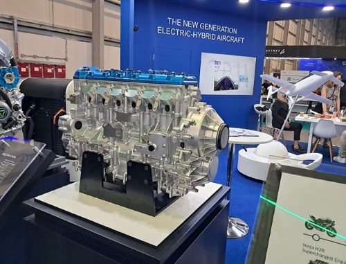 写真　カワサキモータース製のエンジン模型（ジェトロ撮影）