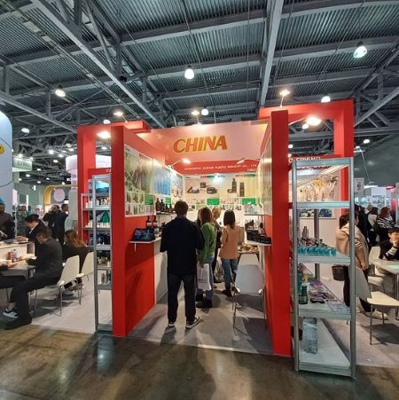写真　中国ブースでは中国人自らがブースに立って説明する姿も多くみられた（ジェトロ撮影）
