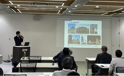 写真　志牟田所長の講演の様子（ジェトロ撮影）