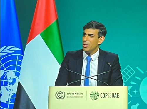 写真　COP28の首脳級会合で演説するスナク首相（ジェトロ撮影）